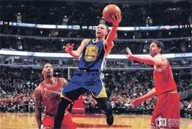 每体：巴萨密切关注阿尔瓦雷斯，但不急于谈判